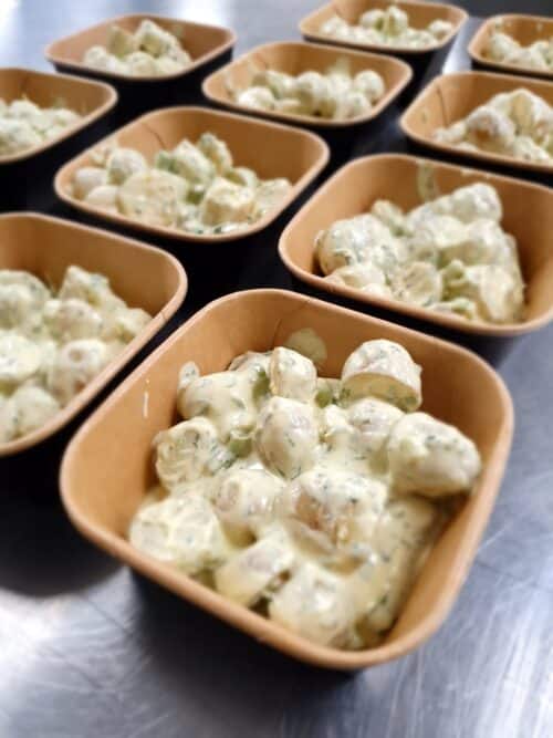Frisse krieltjes salade met verse groene kruiden