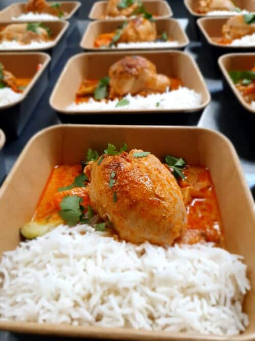 Thaise rode curry met kip en witte rijst