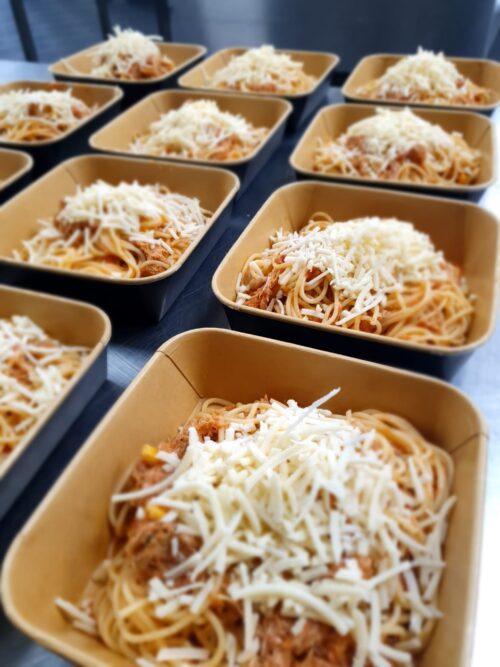 Spaghetti met pulled chicken en Parmezaanse kaas