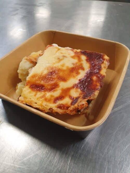 Griekse Moussaka met aardappel, geroosterde aubergine, tomaat en gehakt