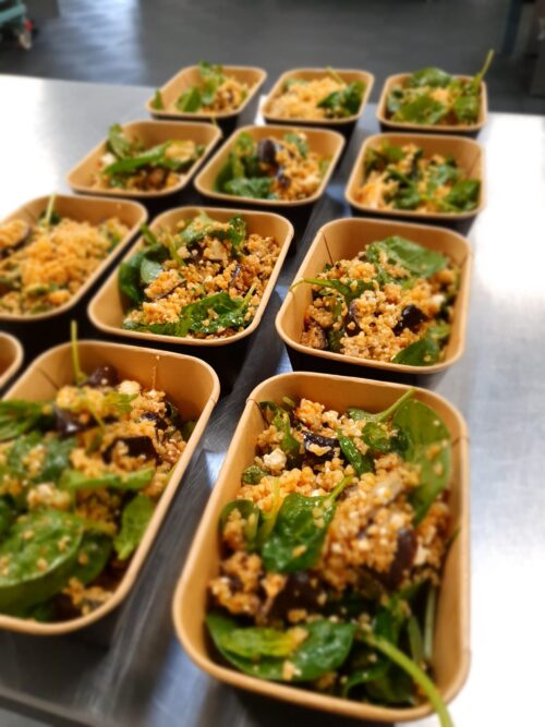 Bulgur salade met spinazie, aubergine, rozijnen, feta en tomaten vinaigrette