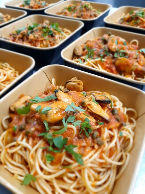 Spaghetti met mosselen, paprika, kappertjes en romige tomatensaus