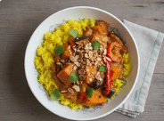 Bezorging op dinsdag 3 - 11: Romige Indiase curry met gegrilde paprika en aubergine, gerookte amandelen en gele rijst - 550 gram