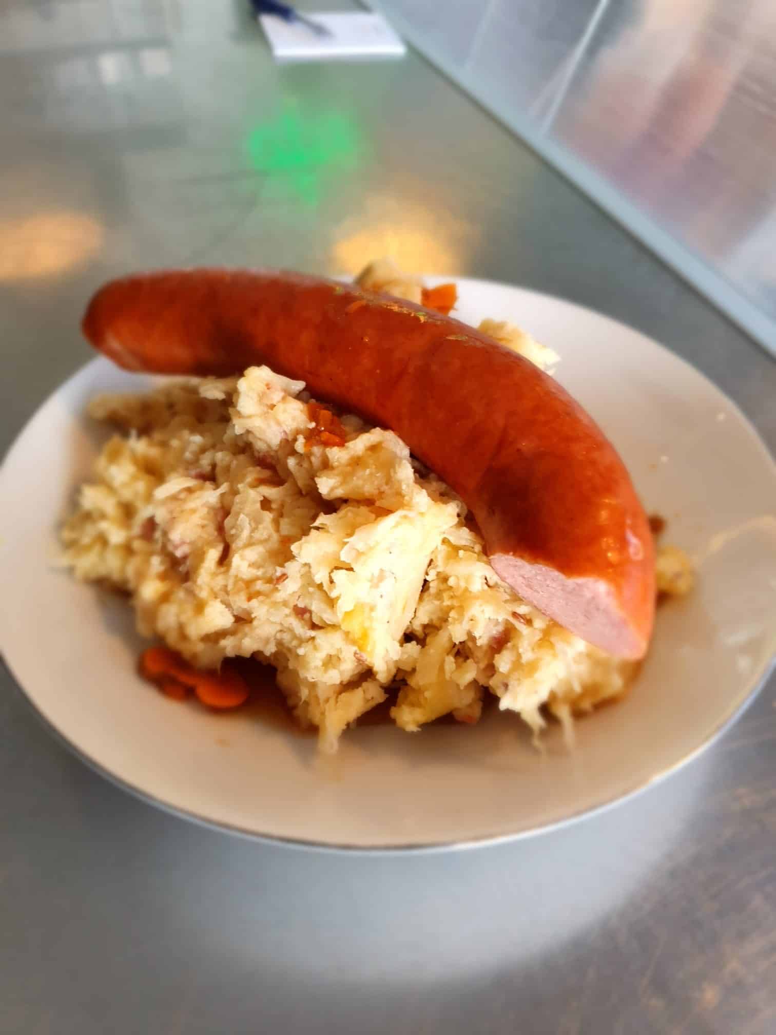 Bezorging op dinsdag 3 – 11: Stamppot zuurkool met spekjes, gebakken appel, een halve slagersrookworst en jus